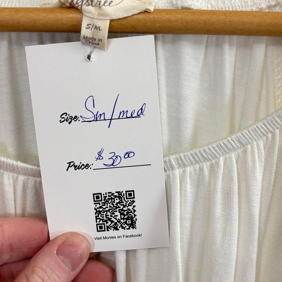 Mystree White Pleated Blouse with Relaxed Sleeves - Picture 3 of 4